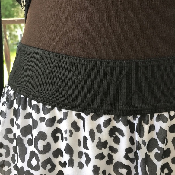 LuLaRoe Dresses & Skirts - LuLaRoe Lucy Lola Lined skirt elastic waist.